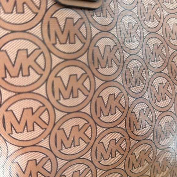 Michael Kors Bag Signature Logo Tote - Picture 15 of 17